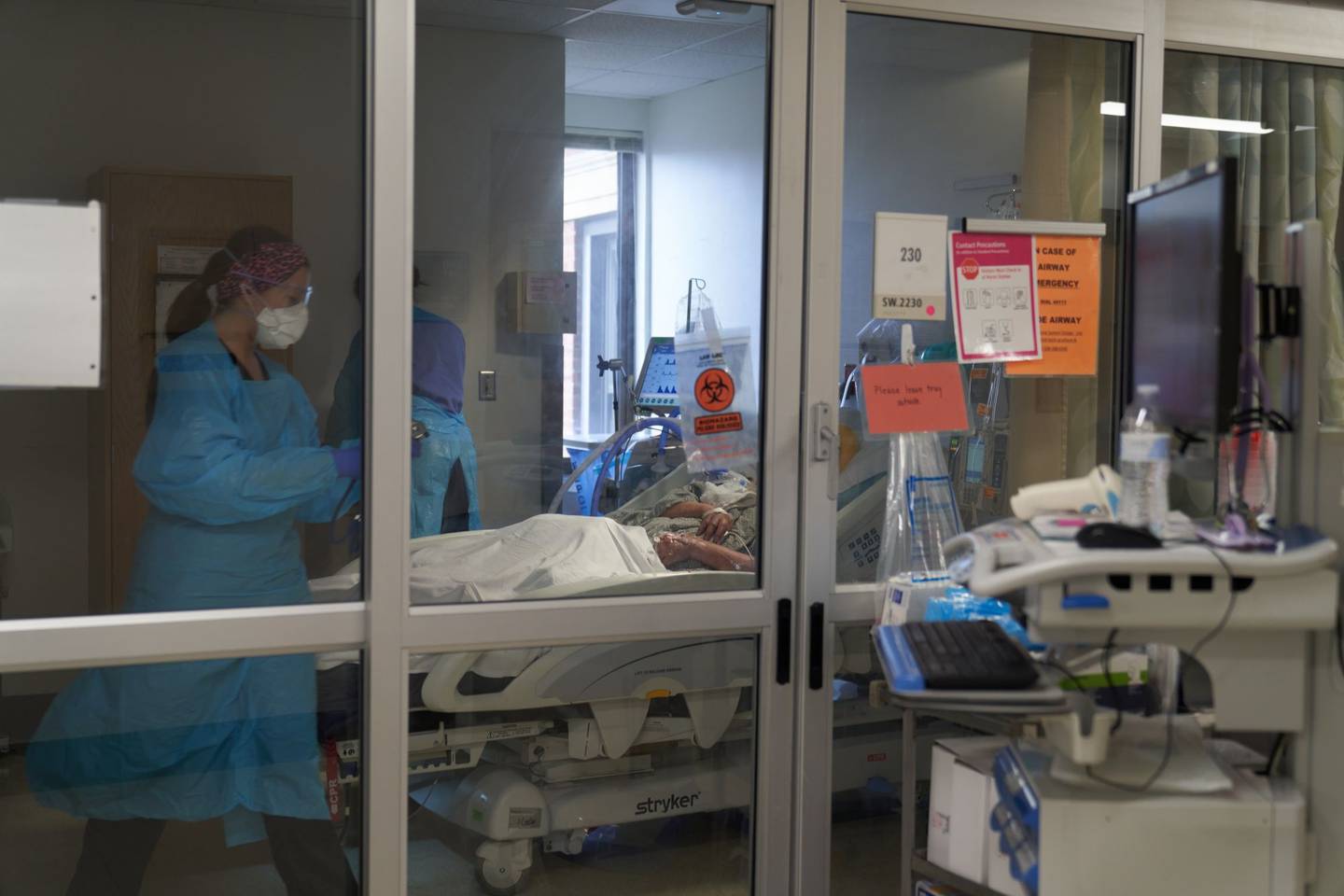 Trabajadores sanitarios tratan a un paciente en la planta de la UCI de Covid-19 del Hospital Memorial de la Universidad de Massachusetts (UMass) en Worcester, Massachusetts, Estados Unidos, el lunes 27 de diciembre de 2021.