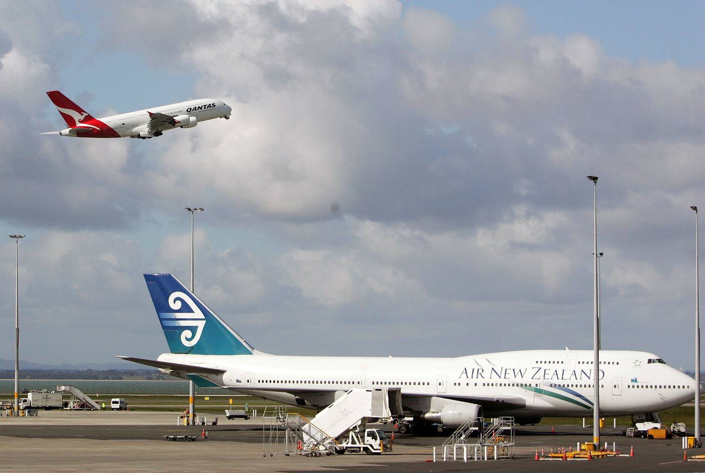 Airbus intentó romper el dominio de Boeing en el mercado de los jumbos con el A380 de dos pisos, en la imagen despegando con un 747 en primer plano. Pero el avión nunca consiguió suficientes pedidos y el fabricante europeo canceló el modelo en 2019. Fotógrafo: Tim Hales/Getty Imagesdfd