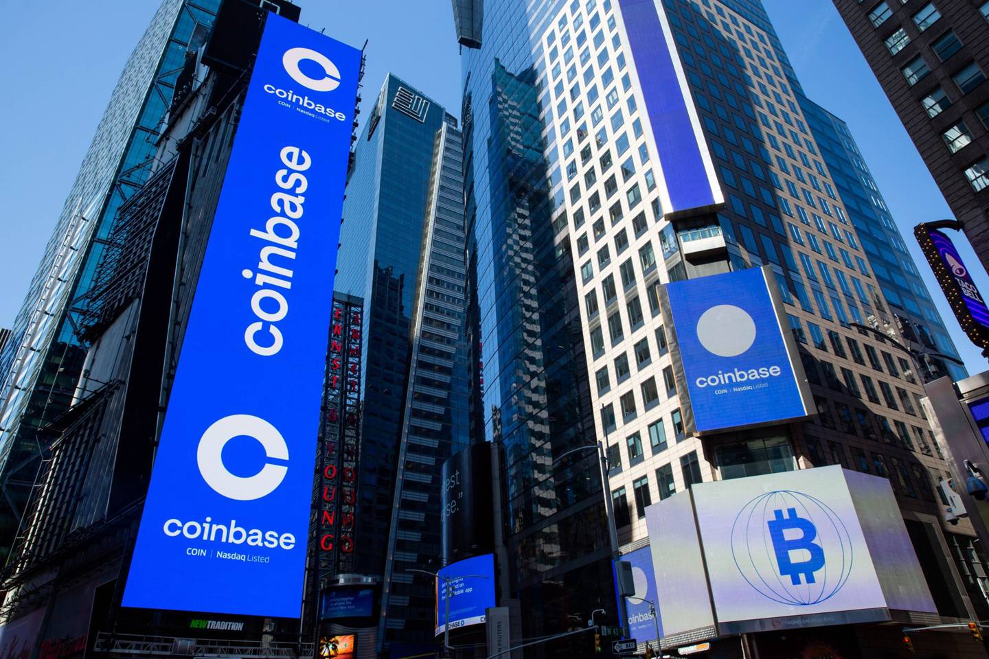 Monitores muestran el logo de Coinbase en Nueva York antes de su OPI.