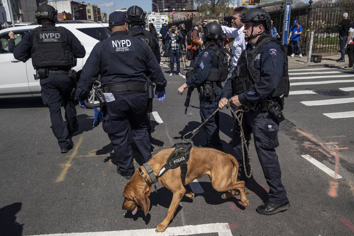 Agentes de la ley en el lugar de un tiroteo en la estación de metro de la calle 36 en Brooklyn, el 12 de abril.