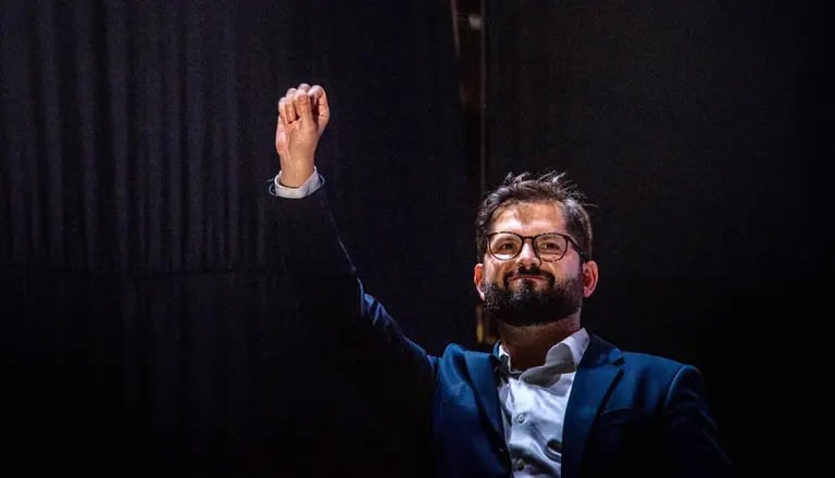 Gabriel Boric waves during an election night rally in Santiago, on Dec. 19.dfd
