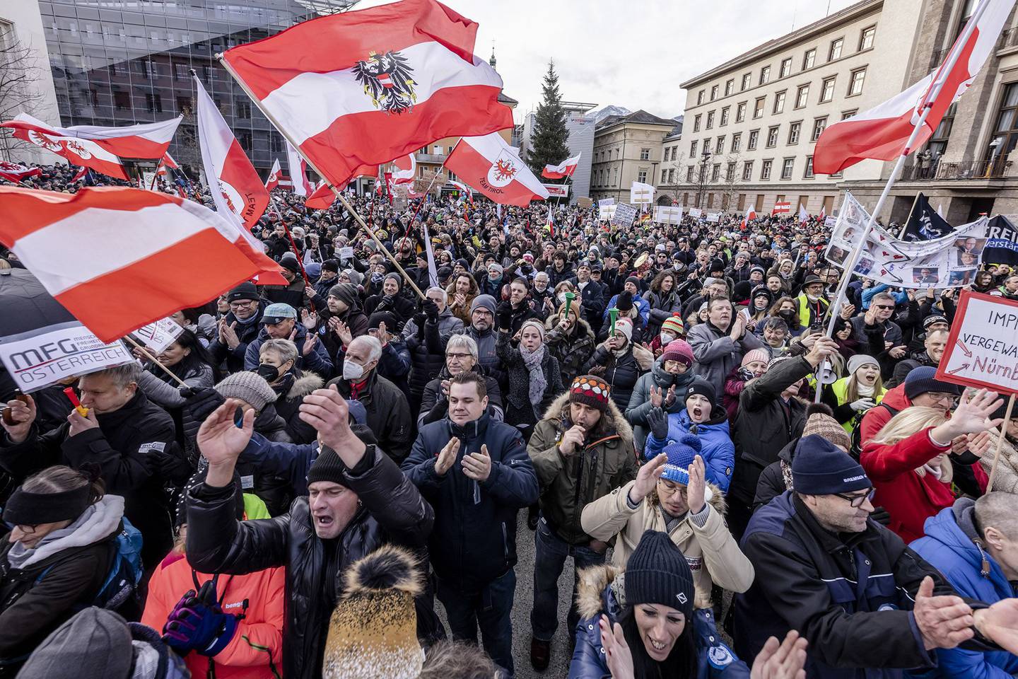 Mais de 20.000 pessoas marcharam nas ruas de Viena no sábado contra o projeto de lei que multa quem se recusa a tomar a vacina contra Covid