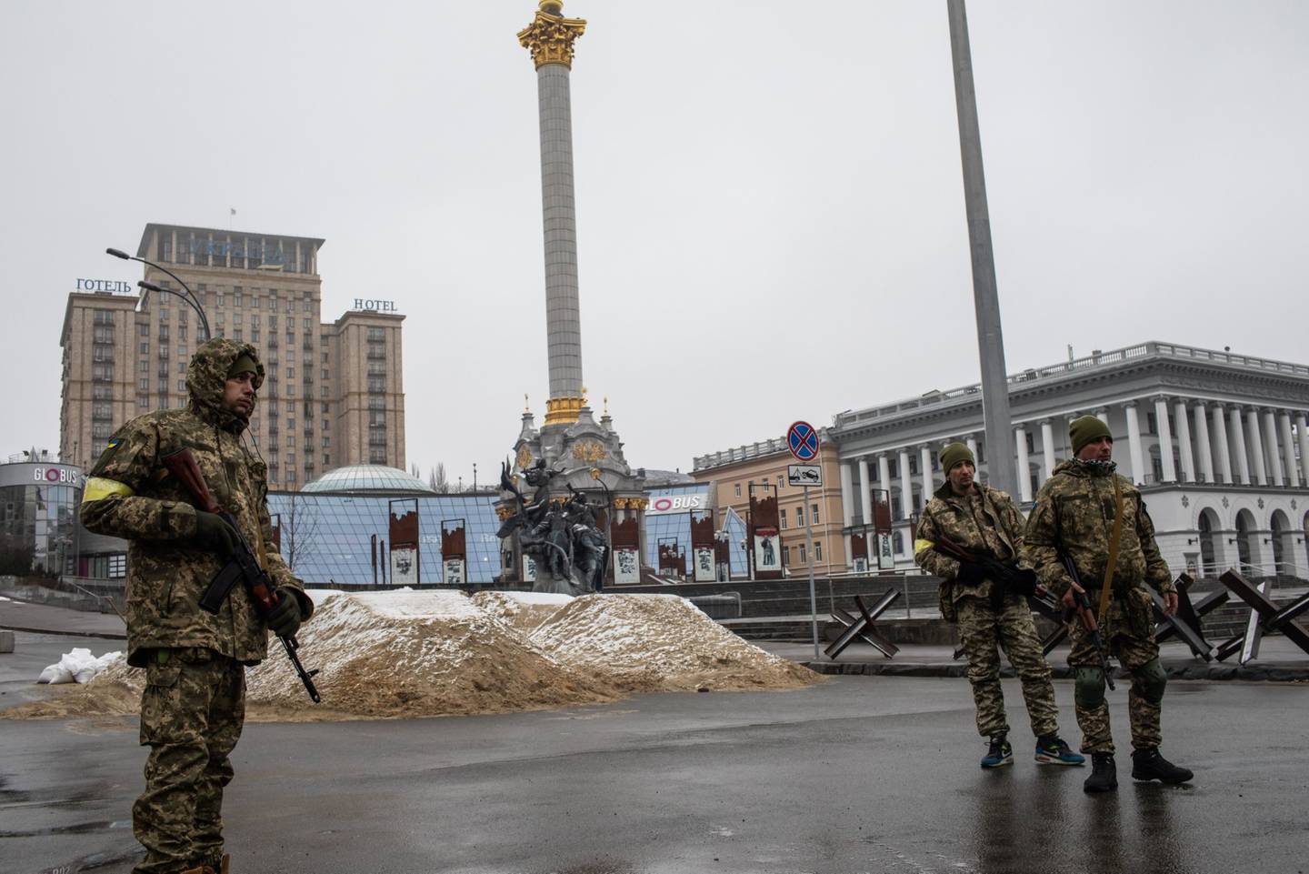 Miembros de la Defensa Territorial de Ucrania hacen guardia en la Plaza de la Independencia en Kiev, el 3 de marzo. Fotógrafo: Erin Trieb/Bloomberg