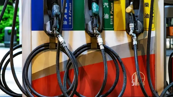 Petróleo sube mientras operadores miran el cambio de China y la reunión de la OPEPdfd