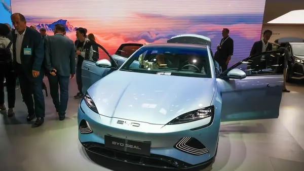 Auge de vehículos eléctricos chinos amenaza a empresas occidentales, según UBSdfd