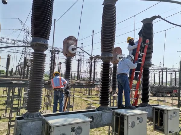 Técnicos de la ENEE hacen reparaciones a los transformadores de corriente de una subestación de San Pedro Sula.