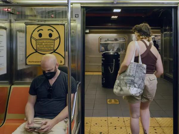 Un cartel avisa a los viajeros de que deben portar mascarilla en el interior de un vagón del metro en Nueva York, Estados Unidos, el domingo 22 de mayo de 2022.