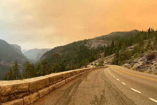 Esta imagen que fue tomada con un teléfono inteligente retrata el humo del incendio de Creek que se asienta sobre una carretera en el Parque Nacional de Yosemite, California, el sábado 5 de septiembre de 2020.