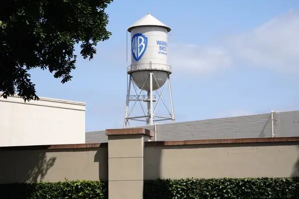 La multa está vinculada  a la creación de Warner Bros. Discovery.