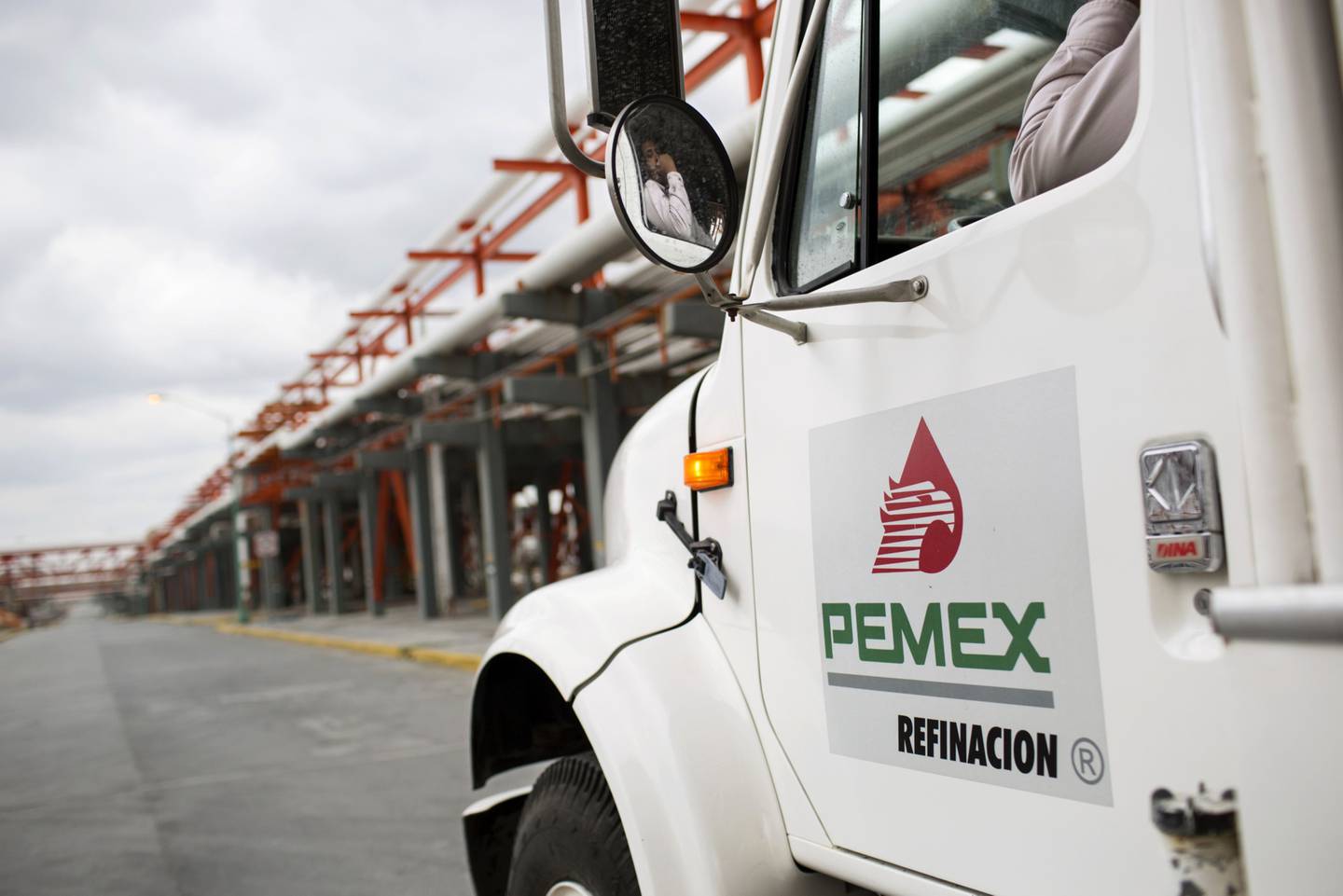 Un camión avanza sobre un camino de la refinería Cadereyta de Petróleos Mexicanos (Pemex).