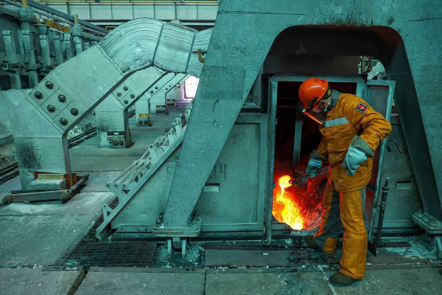 Un trabajador en una planta de aluminio