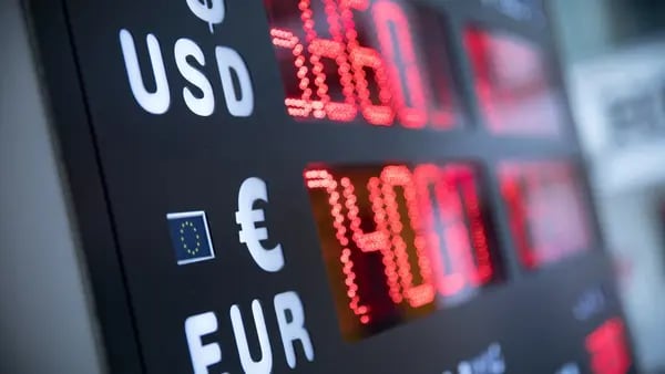 Euro vuelve a caer debajo de paridad con el dólar; estrategas ven mayores caídasdfd