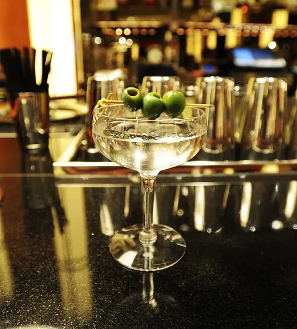 Un vodka martini se sirve en un bar en Nueva York, Estados Unidos, el 3 de enero de 2011. Fotógrafo: Paul Goguen/Bloomberg