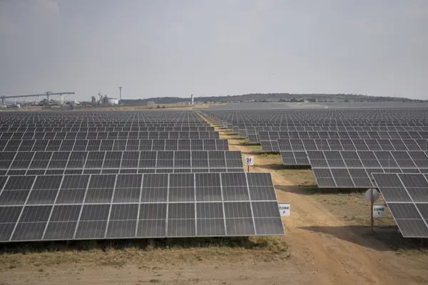 Paneles fotovoltaicos en la planta solar Khanyisa en la mina de oro Gold Fields Ltd. South Deep en Westonaria, Sudáfrica, el miércoles 12 de octubre de 2022.
