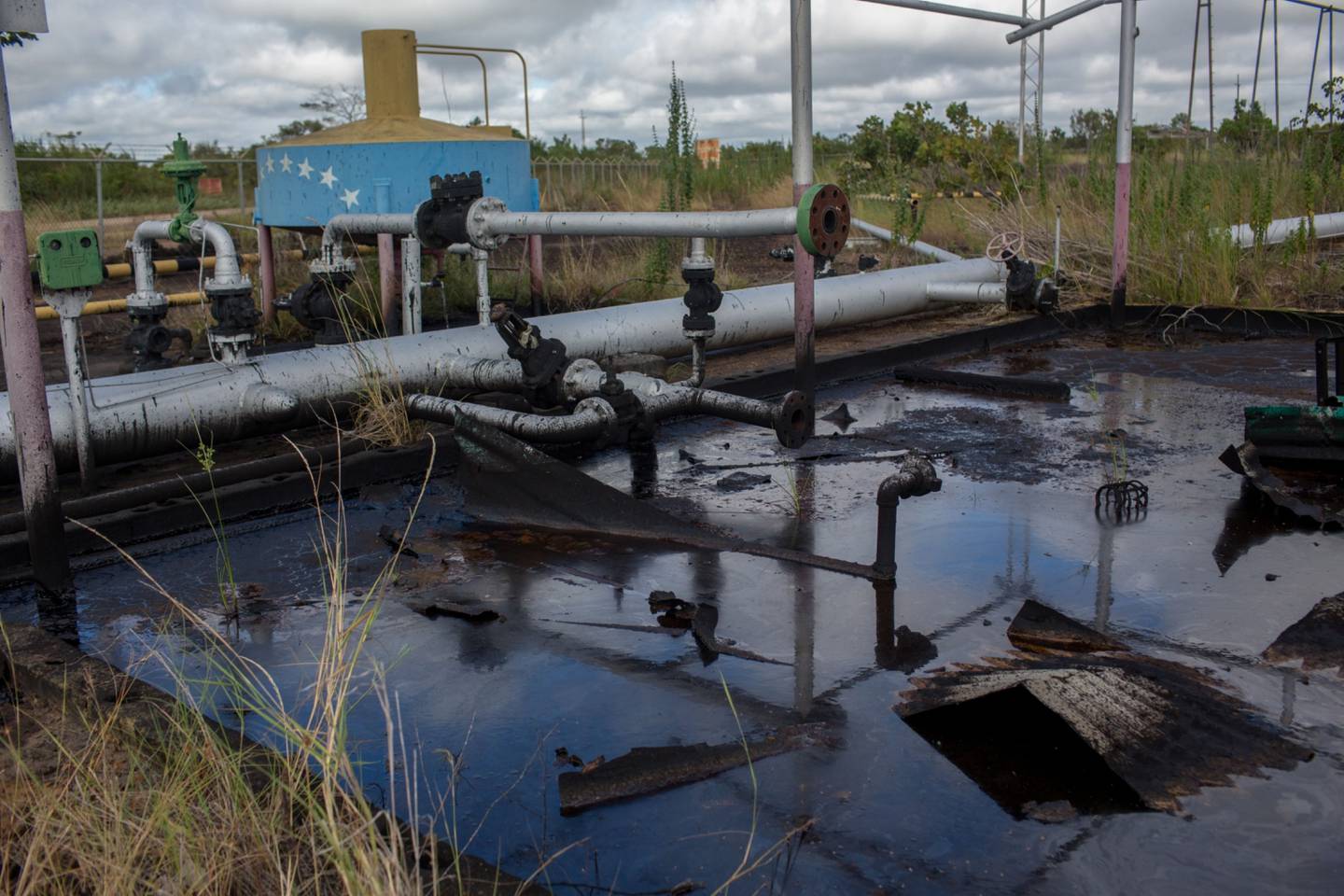 Una instalación abandonada de PDVSA en los campos de petróleo Melones en El Tigre, Venezuela.dfd