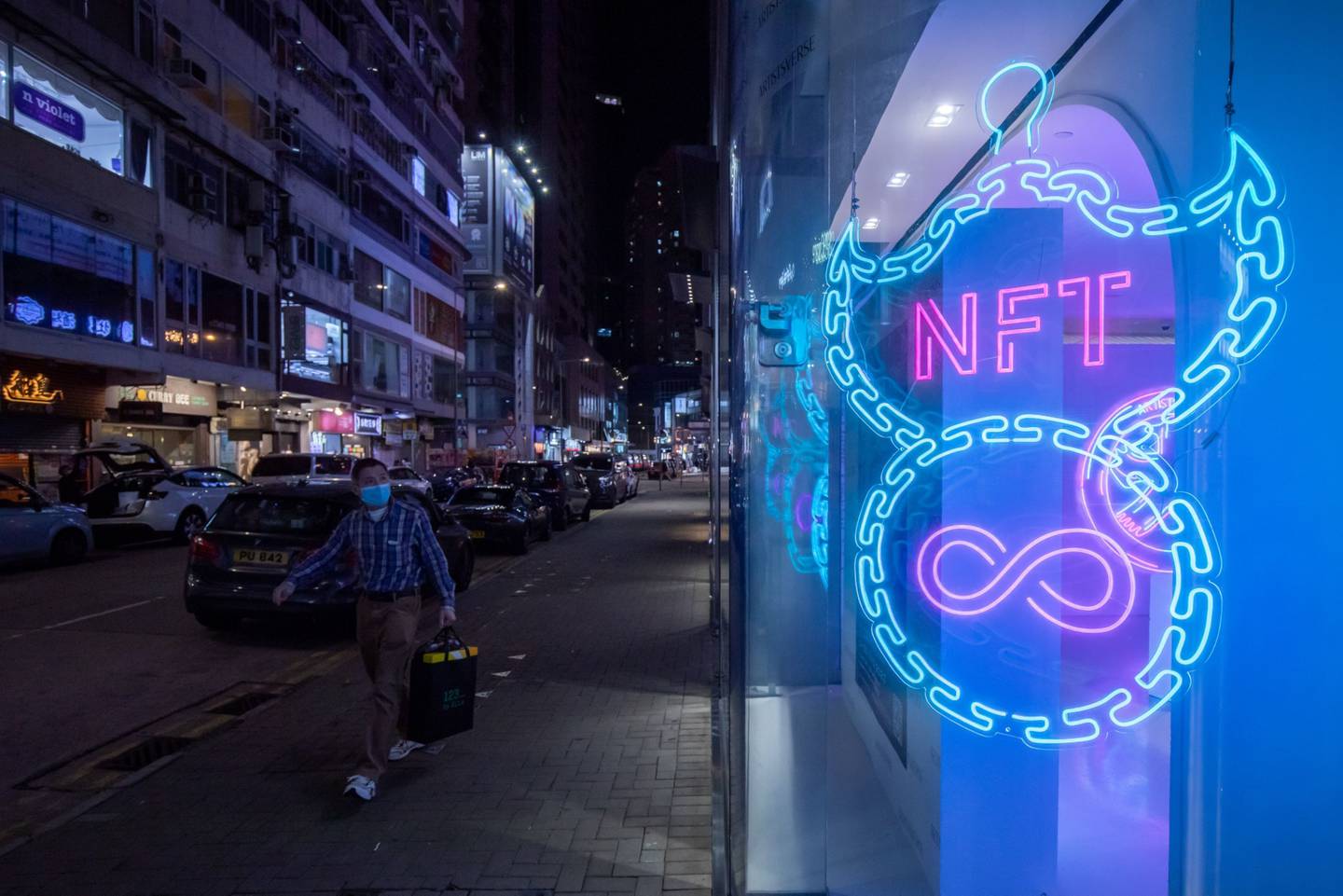 Un letrero luminoso de neón de un NFT en Hong Kong, China, el viernes 4 de febrero de 2022.