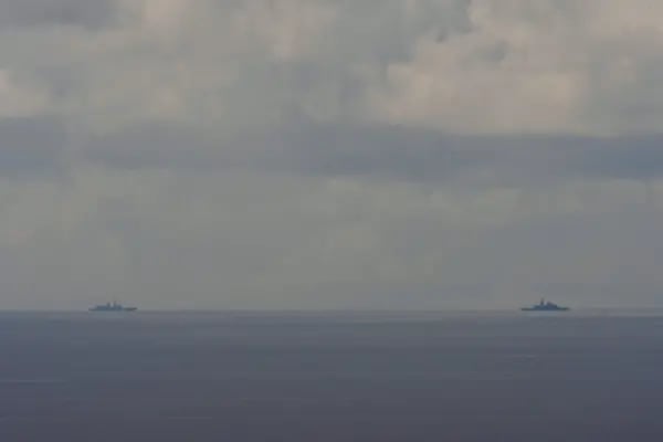 Dos naves militares navegan en Yilan