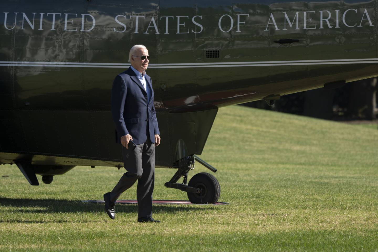 El presidente de EE. UU., Joe Biden, camina por el jardín sur de la Casa Blanca después de llegar al Marine One en Washington, DC, EE. UU., el lunes 10 de octubre de 2022.