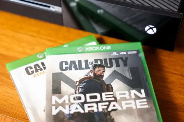 Una edición del Modern Warfare, juego desarrollado por Activision, junto a una Xbox One, de Microsoft