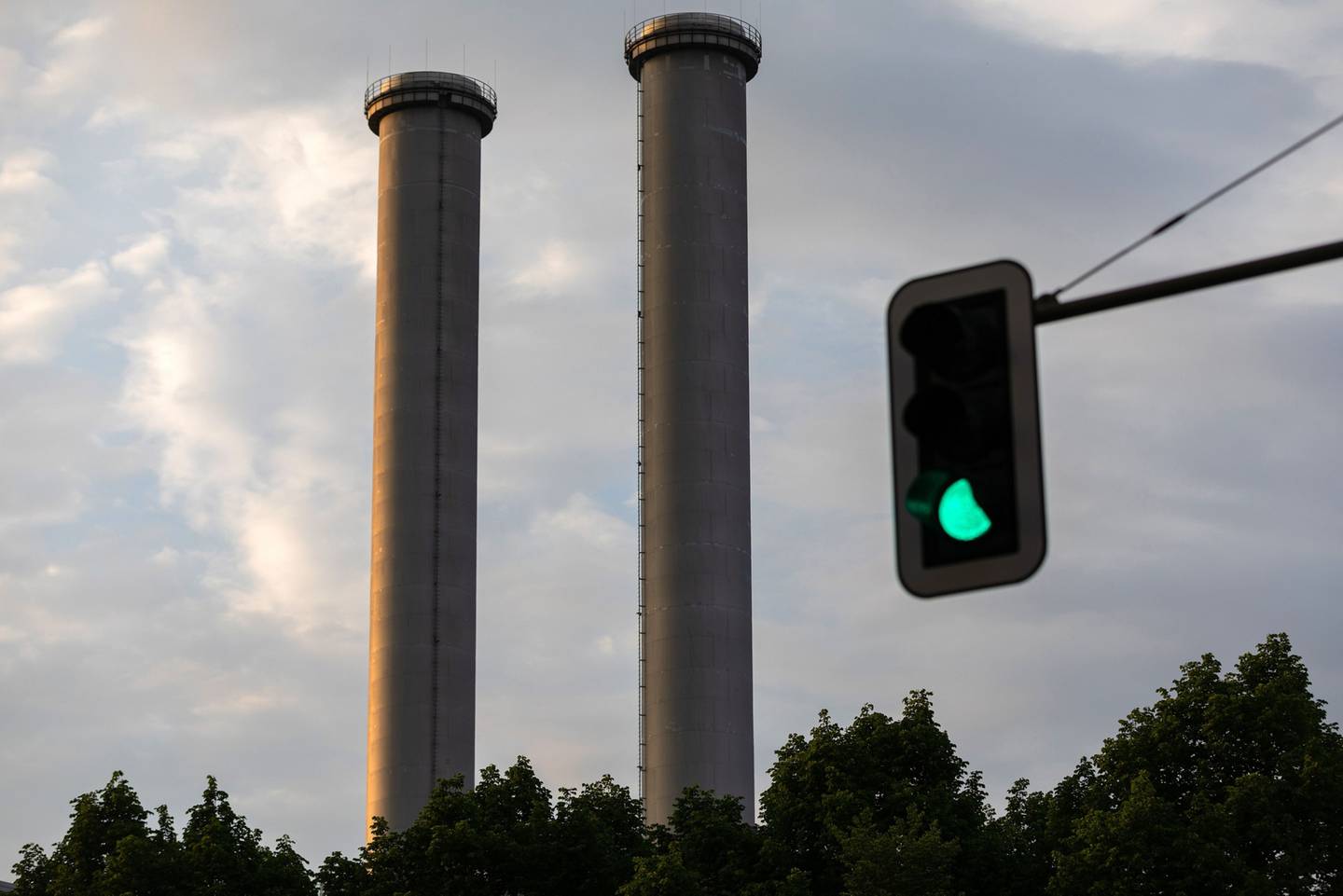 Las chimeneas de la central eléctrica de gas natural Mitte, operada por Vattenfall AB y una señal de tráfico verde en Berlín, Alemania, el martes 17 de mayo de 2022.