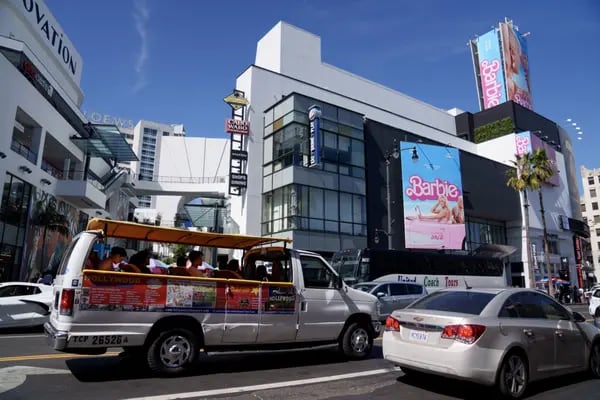 Cartel de Barbie en Hollywood Boulevard, cerca de los cines chinos TCL, en Los Ángeles, California, EE.UU., el viernes 21 de julio de 2023.