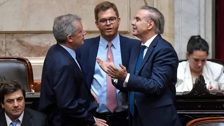 Nicolás Massot con Emilio Monzó y Miguel Ángel Pichetto en el Congreso de la Nación.dfd