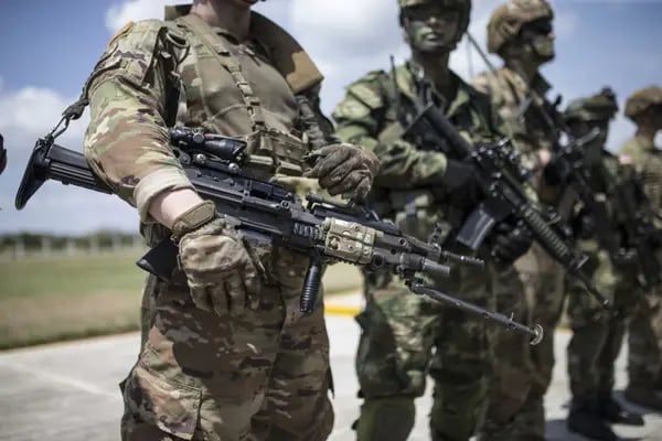 Militares colombianos en la frontera