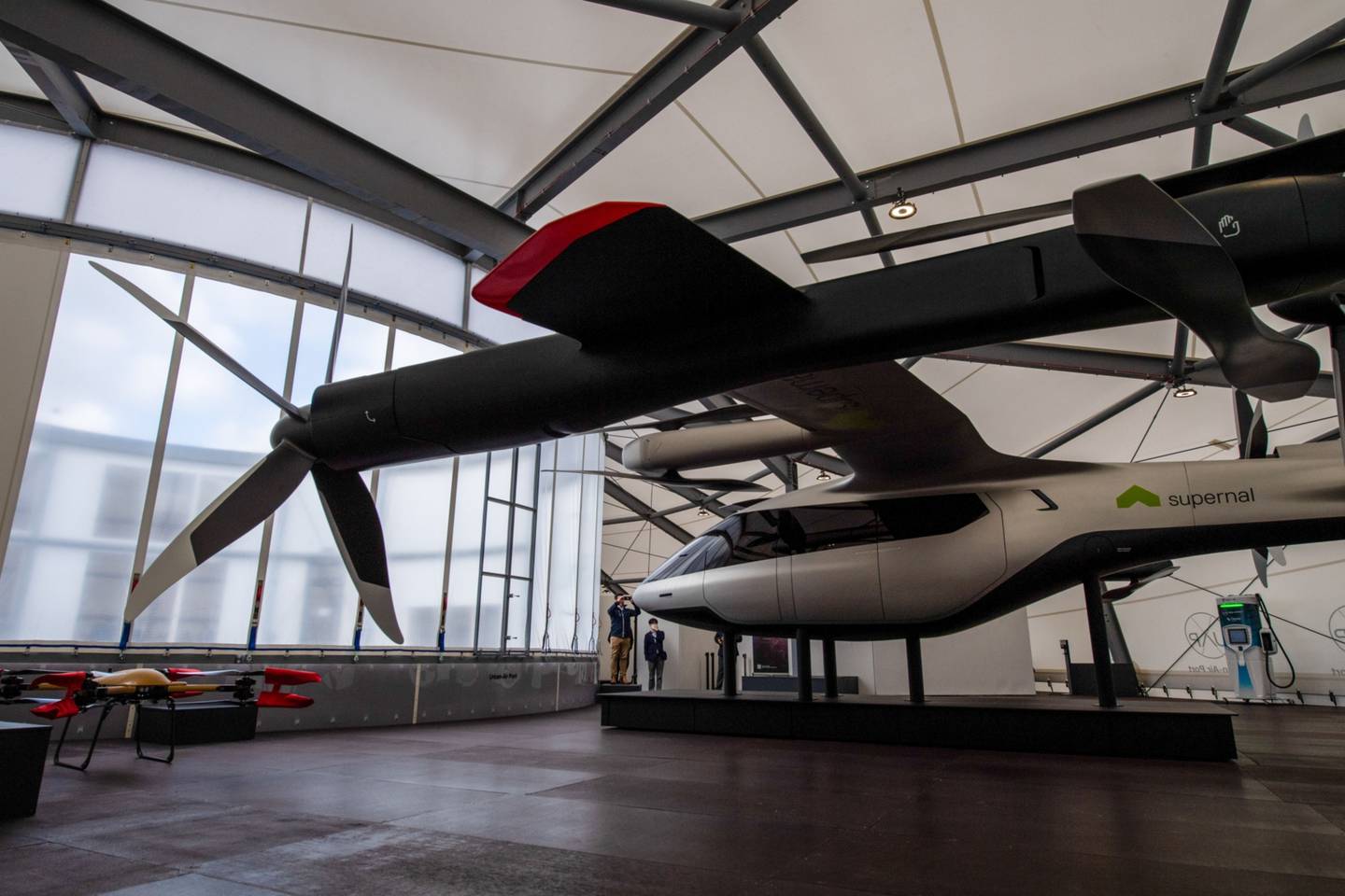 Una maqueta de un Vehículo Aéreo Eléctrico Supernal (eVtol) expuesta en el interior del vertiport, desarrollado por Urban-Air Port, para el despegue y aterrizaje vertical de taxis voladores y drones de reparto autónomos, en Coventry, Reino Unido.