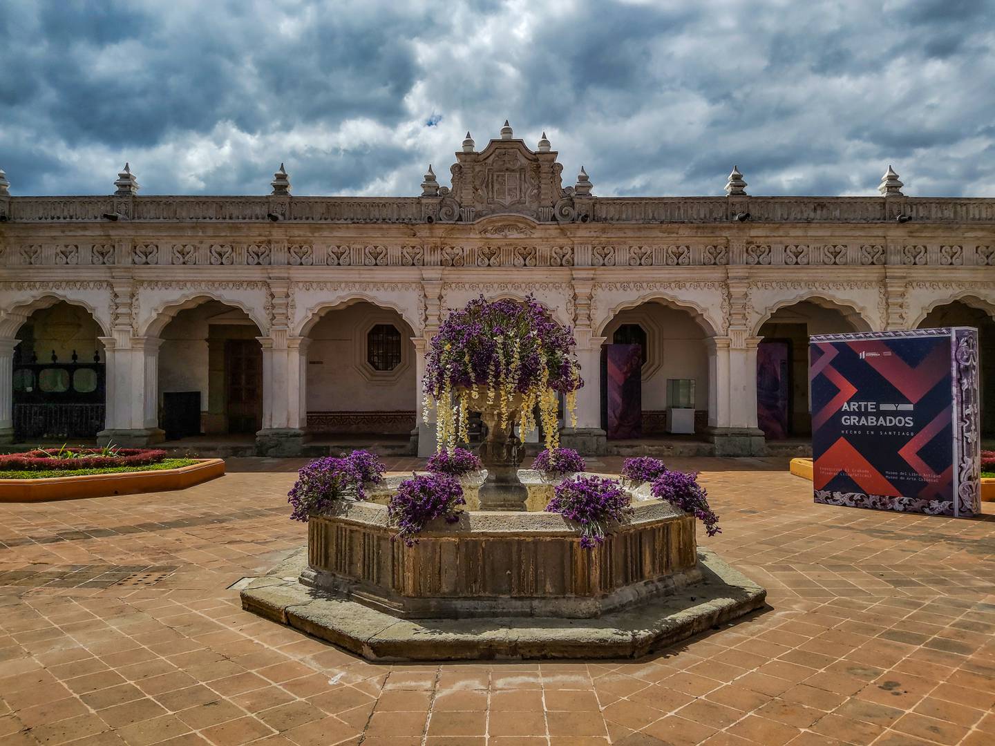 Durante Semana Santa los museos son adornados con flores de la época como en la Universidad de San Carlos, hoy Museo Colonial.dfd