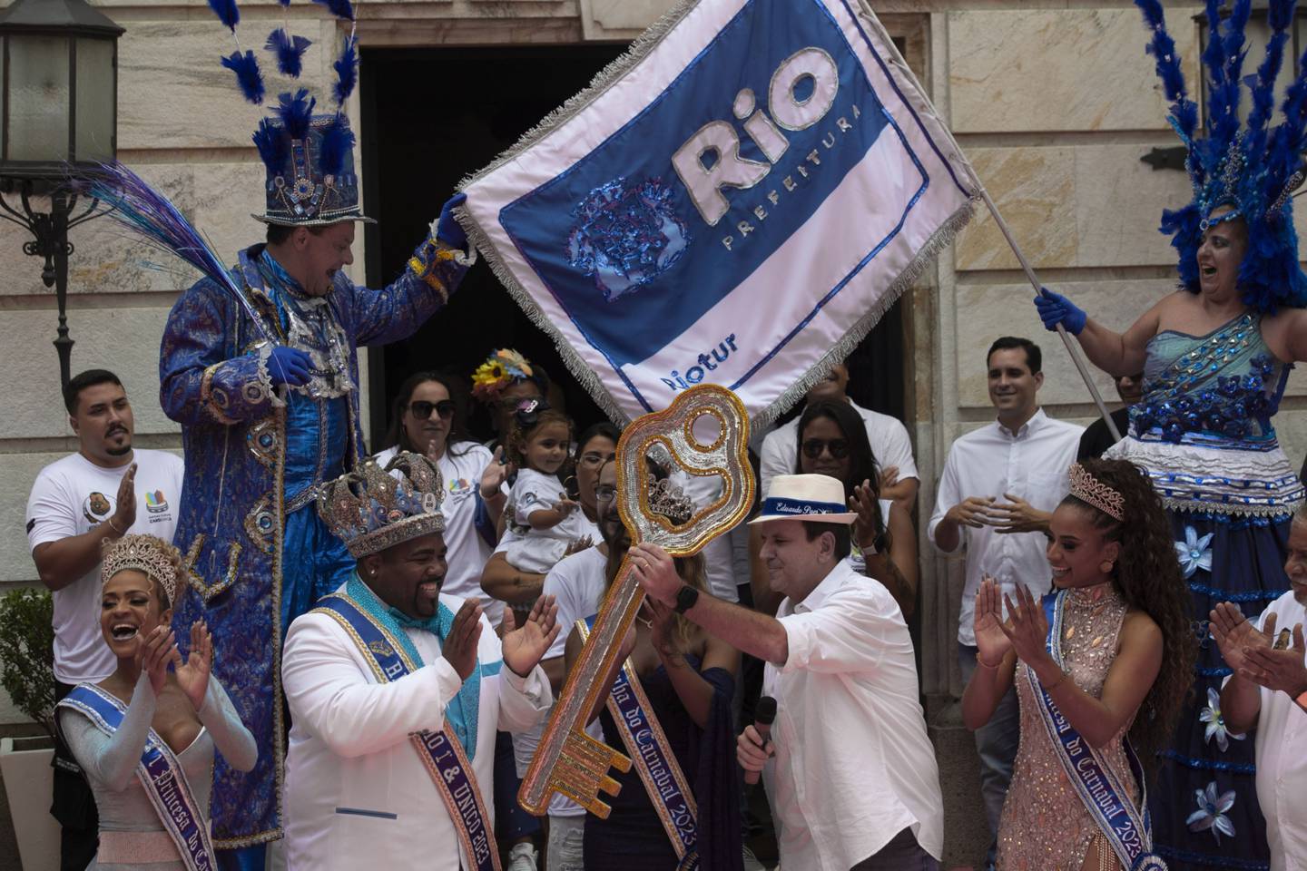 Rio de Janeiro's Mayor Eduardo Paes hands the keys to the city to Momo King during Carnivaldfd