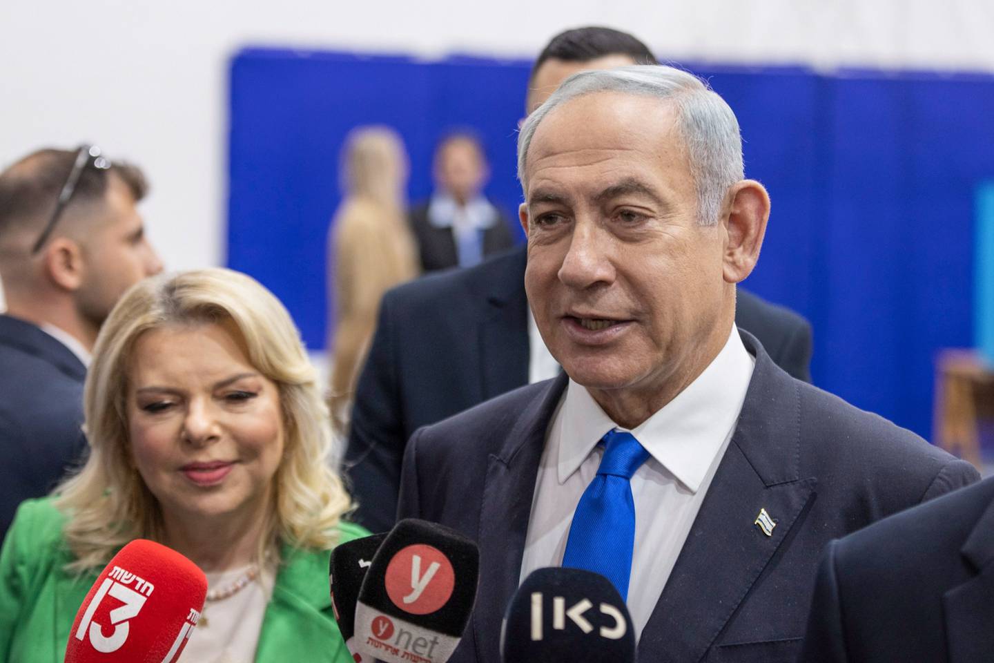 Benjamin Netanyahu, líder del partido Likud, a la derecha, habla con los periodistas junto a su esposa Sara Netanyahu en un colegio electoral en Jerusalén, Israel, el martes 1 de noviembre de 2022.