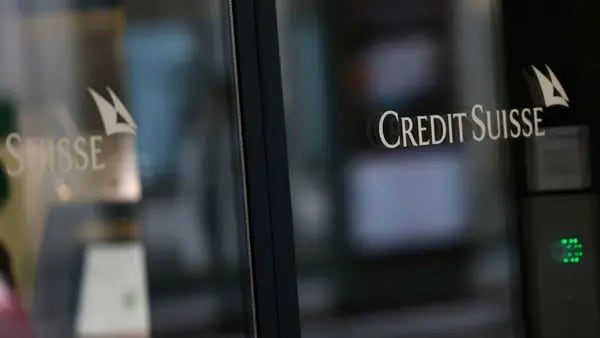 Credit Suisse advierte por fuertes pérdidas en 2023 en medio de salidas de efectivodfd