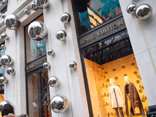 Lojas da Louis Vuitton no Brasil e no mundo estão entre as preferidas de consumidores de alta renda para as compras de presentes para o Natal