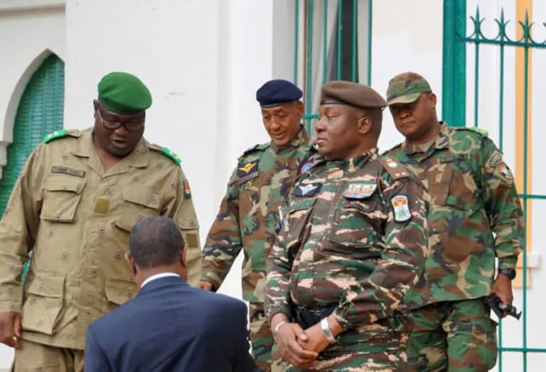 Abdourahamane Tiani, segundo desde la derecha, es el líder del golpe de Estado en Nigerdfd