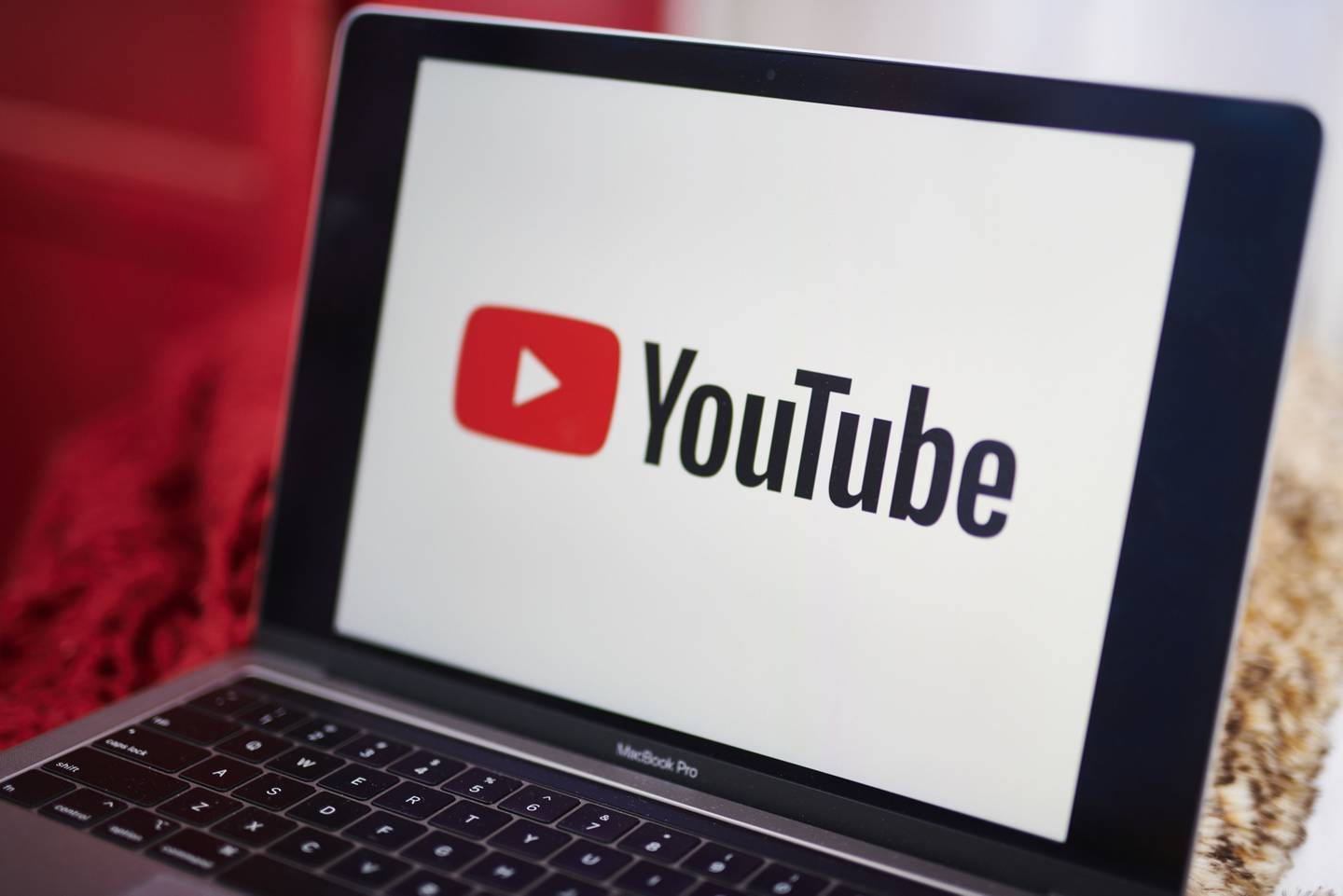 El logotipo de YouTube Inc. aparece en una computadora portátil