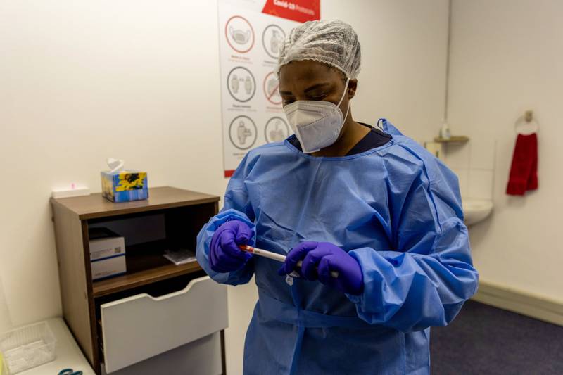 Una trabajadora de la salud prepara un test de Covid-19