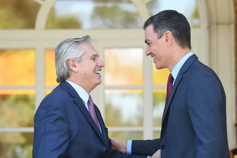 El presidente argentino fue recibido por su par español en el Palacio de la Moncloadfd