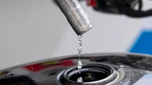 El petróleo registra ganancia semanal: demanda supera temor a la recesióndfd