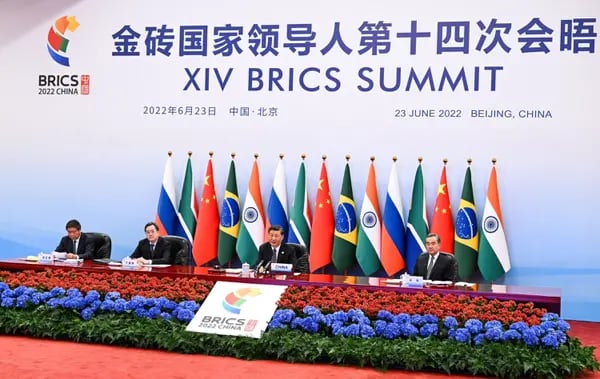 El presidente Xi Jinping organiza la cumbre BRICS a través de un enlace de video en Beijing, China, en 2022.