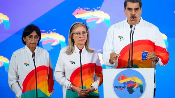 Maduro aviva tensión en Guyana y detiene a opositores para seguir al mando en Venezueladfd