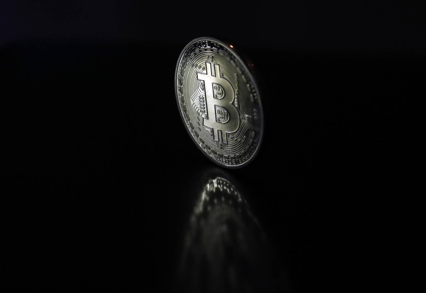Un token de bitcoin en una fotografía arreglada en Londres, Reino Unido