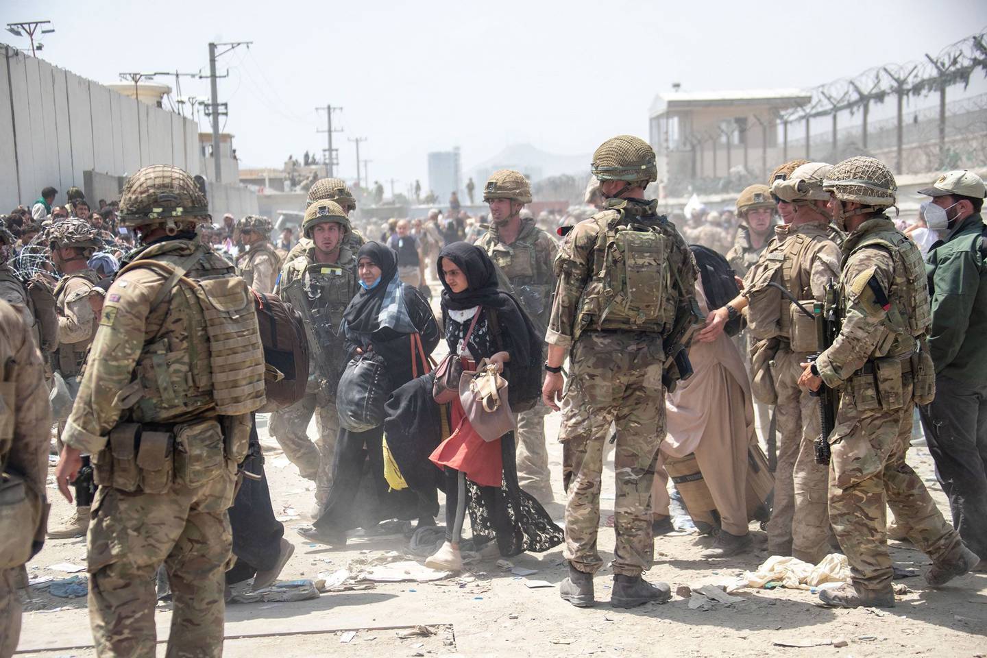 Fuerzas de Reino Unido y EE.UU. trabajan para evacuar personas de Afganistán.