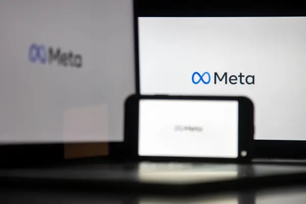 Monitores muestran la señalización de Meta durante el evento virtual Facebook Connect, en el que la empresa anunció su cambio de marca, en Nueva York, el jueves 28 de octubre de 2021.