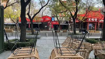 Áreas públicas de Pequim estão desertas depois de novas restrições impostas pelas autoridades diante do aumento do número de casos de covid