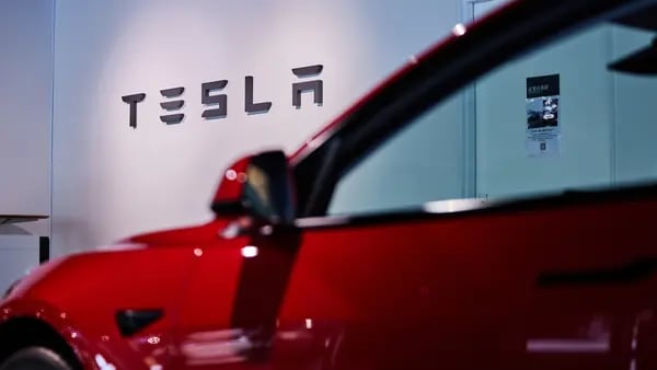 Ingresos de Tesla caen 9%; la empresa de Musk planea acelerar venta de autos más baratosdfd