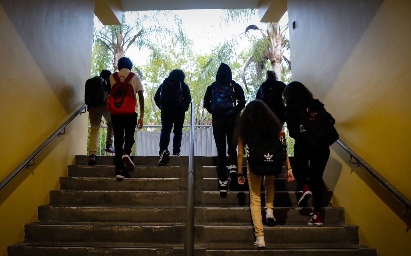 Los estudiantes llegan al primer día de clases en una escuela pública en Miami Lakes, Florida.