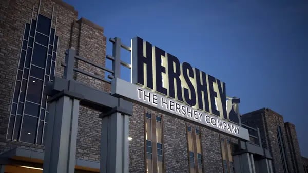 La escasez de cacao impulsa las ventas y ganancias de Hershey: superaron las expectativasdfd