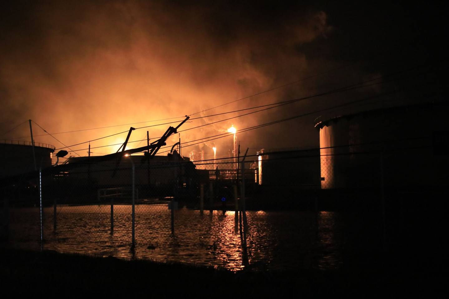 La refinería Norco, de Shell, durante un apagón causado por el huracán Ida.