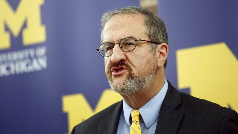 Presidente da Universidade do Michigan é demitido por ‘relações inapropriadas’