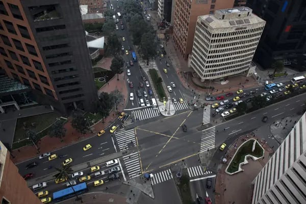 Vehículos pasan por una intersección en el distrito financiero de Bogotá, Colombia, el viernes 22 de marzo de 2013.